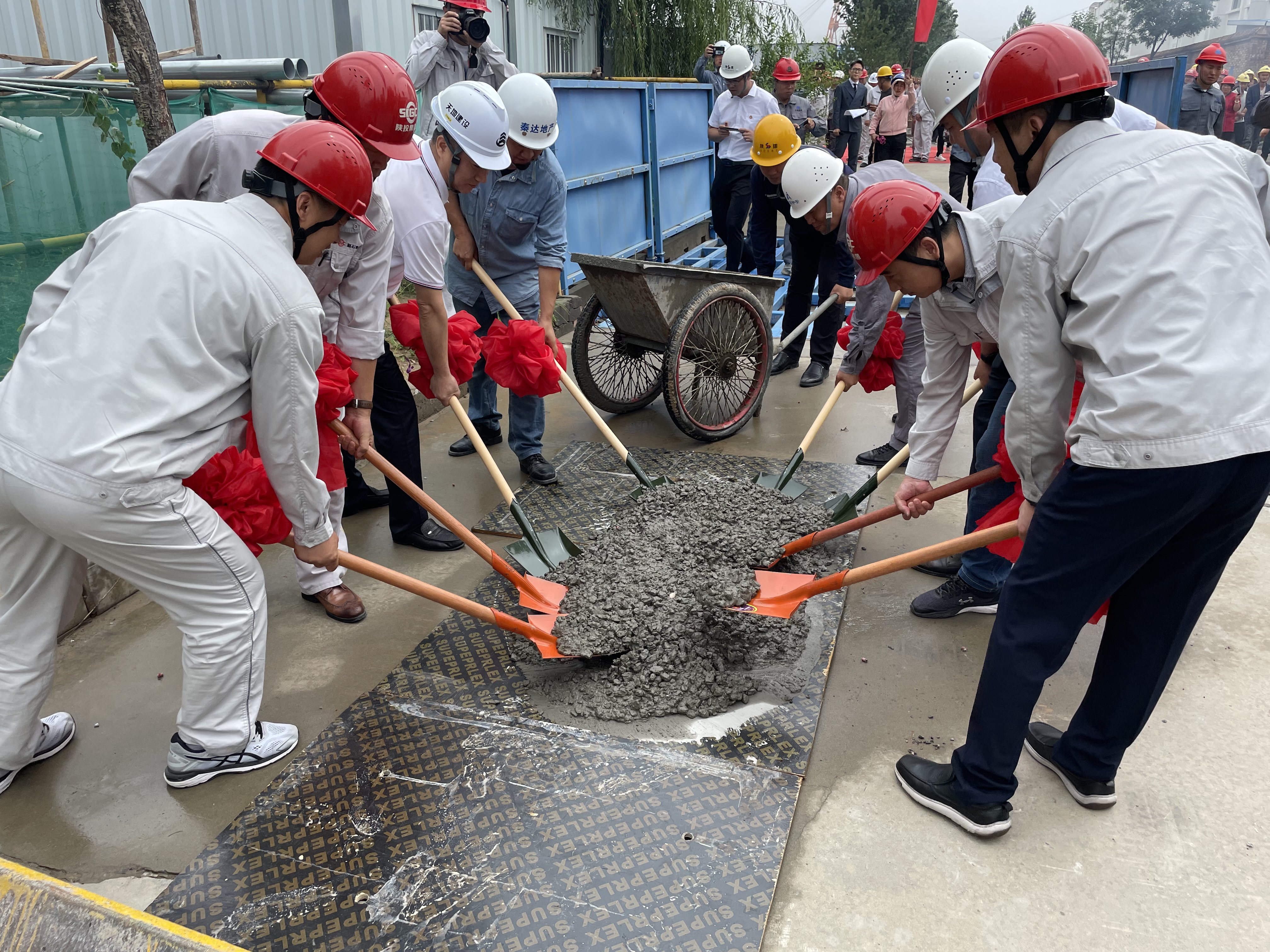 8月10日，天地建设公司承建的榆横矿区赵石畔煤矿矿井项目行政办公综合楼、浴室灯房综合楼项目顺利封顶。（卢哲）.jpg