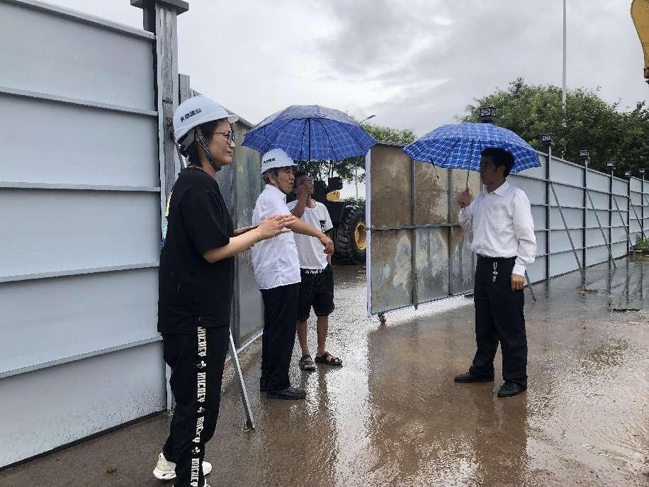 7月27日上午，副总经理周文卜一行冒雨对高科五路（河堤路-纬二路）市政工程进行了实地检查。..jpeg