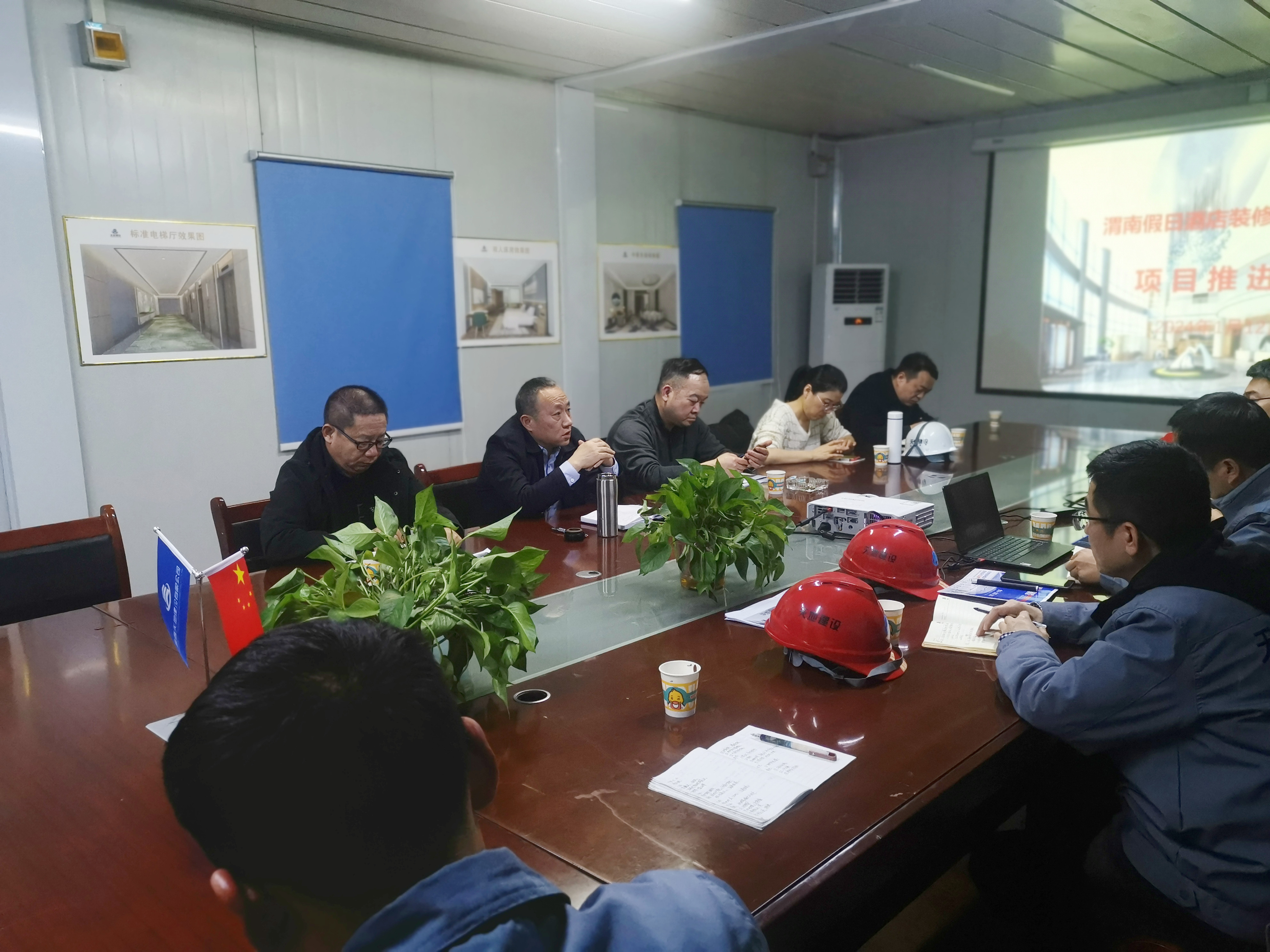 1月12日，天地建设公司总经理蒋小平带队到渭南假日酒店装饰装修项目开展安全生产督导检查，公司副总经理王萍、总工程师李宗辉、生产安全部部长何军成等相关人员陪同检查。（张东辉）_副本.jpg