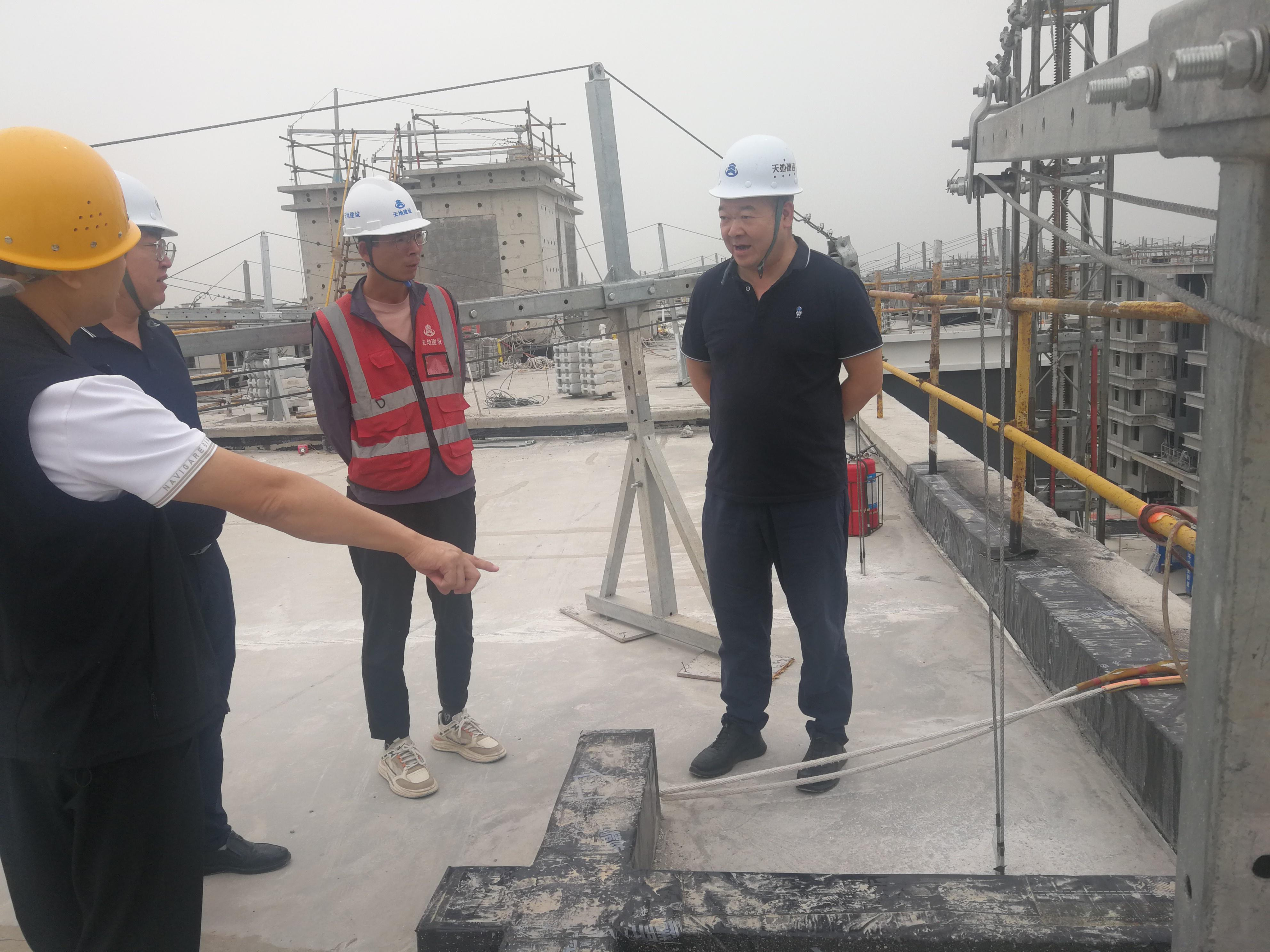291748489918643419.png 5月27日,公司副总经理姚斌、总工程师李宗辉一行前往空港花园(三期)项目,开展安全质量专项检查(郑立宇).png