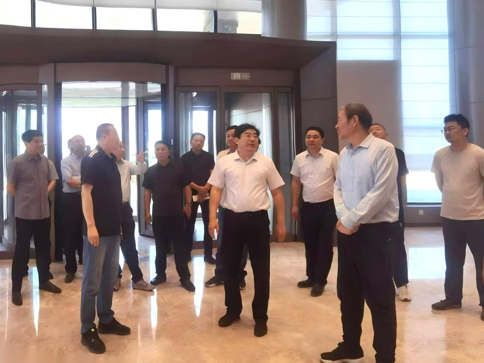 301748568599159956.jpeg 5月28日,渭南高新区党工委书记蔡军深入天地建设渭南假日酒店装饰装修工程项目现场开展调研指导(冯亚明).jpg