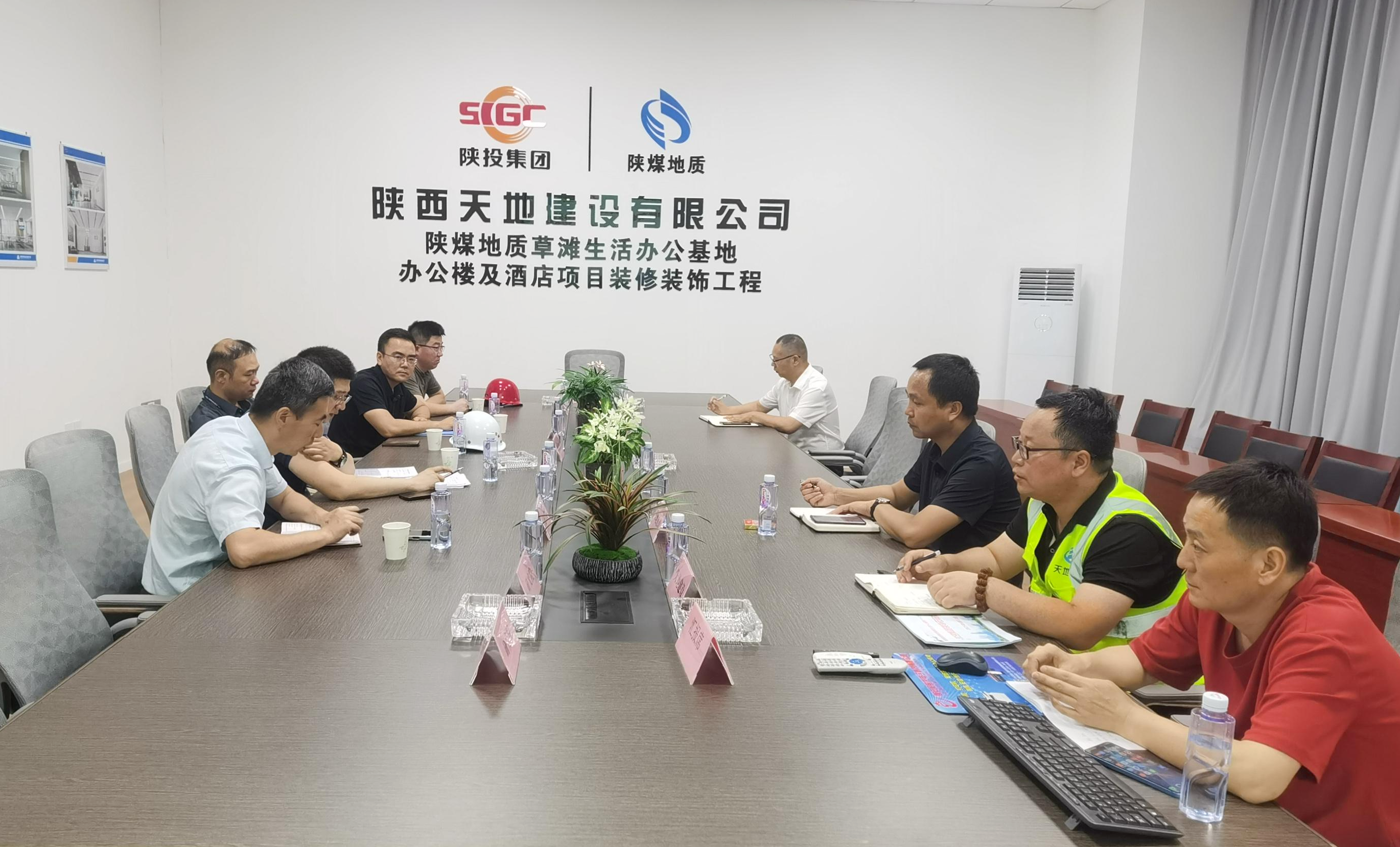 171750143951799144.png 6月13日,西安市装饰装修管理办公室督查组一行到天地建设陕煤地质集团草滩生活办公基地1#、2# 办公及酒店装修项目,开展专项督导检查工作。(白一凯).png