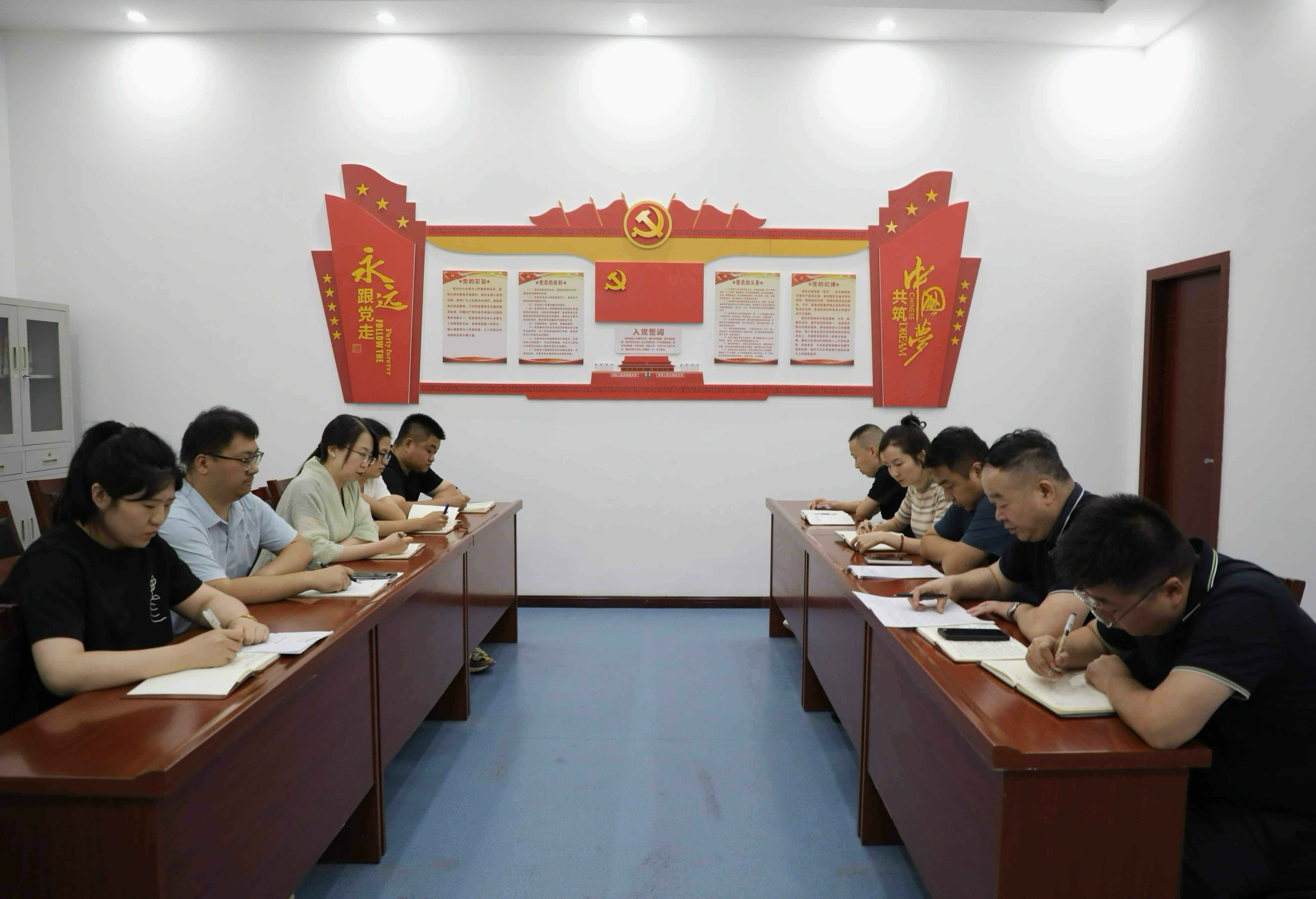 201750417327390425.jpeg 6月18日,天地建设第三党支部以《对违规吃喝 “零容忍” 抓作风建设 “不松劲”》为题,开展深入贯彻中央八项规定精神学习教育专题党课。(张羽).jpg