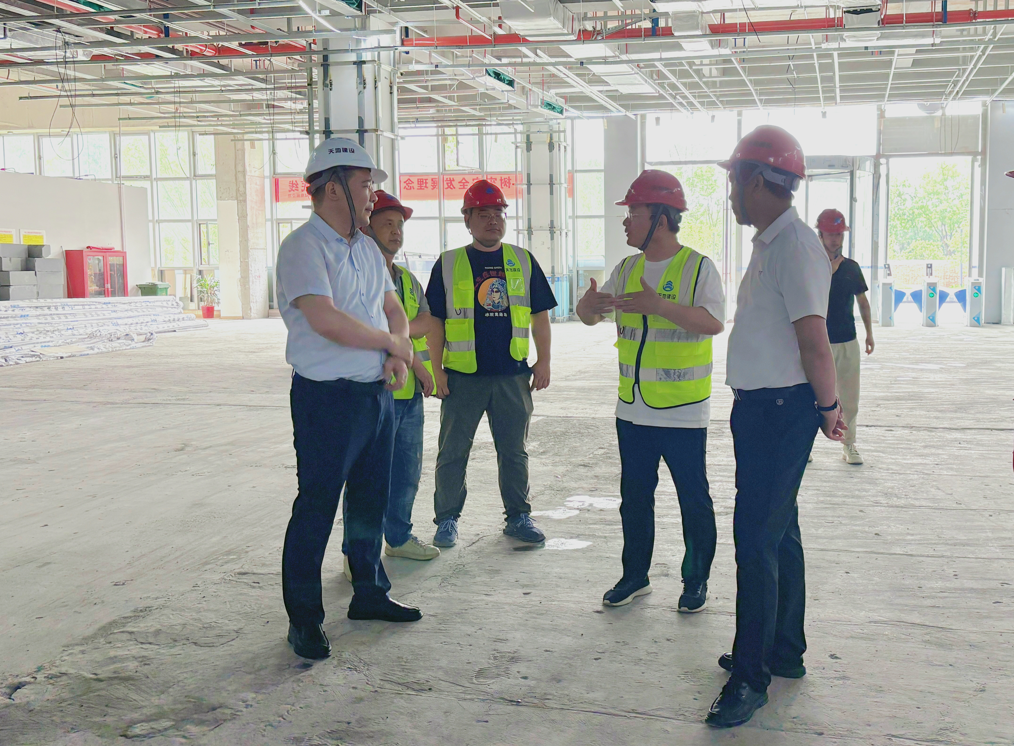 041751617952245858.jpeg 6月24日,天地建设公司党总支书记、董事长夏建龙对陕煤地质集团草滩生活办公基地装饰项目进行督导检查。(白一凯).jpg