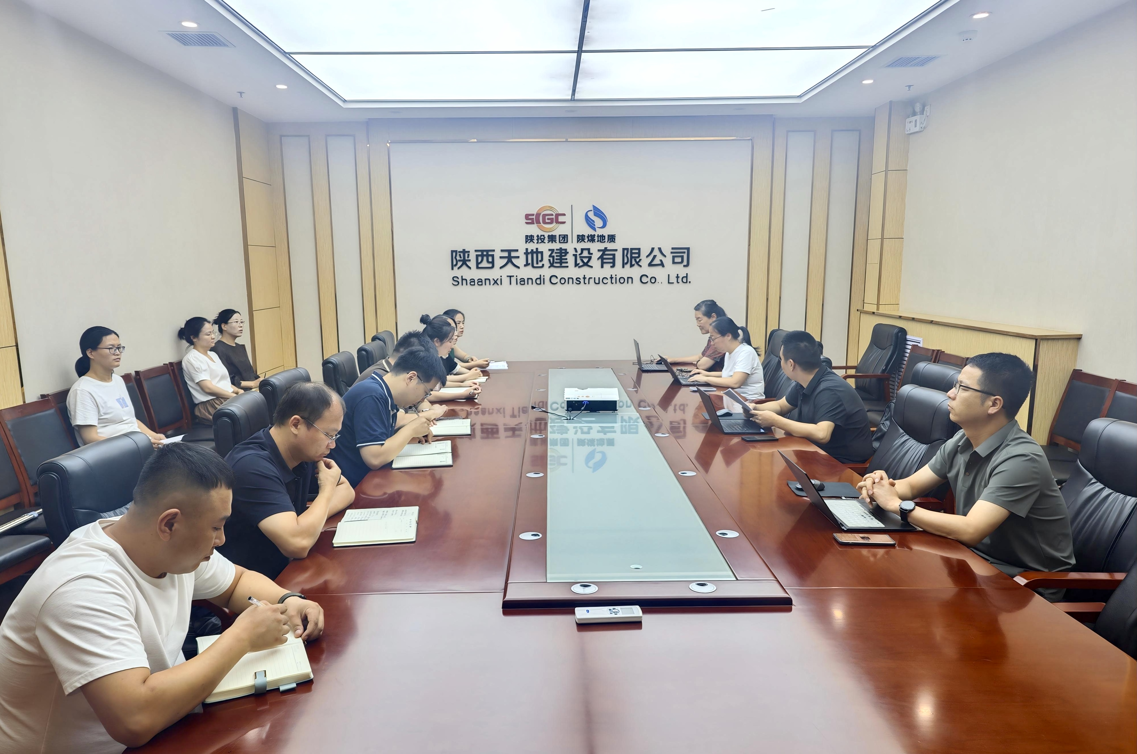 051754363758189516.jpeg 7月29-31日,天地建设公司顺利通过三大体系认证的监督审核。(李雨洮).jpg