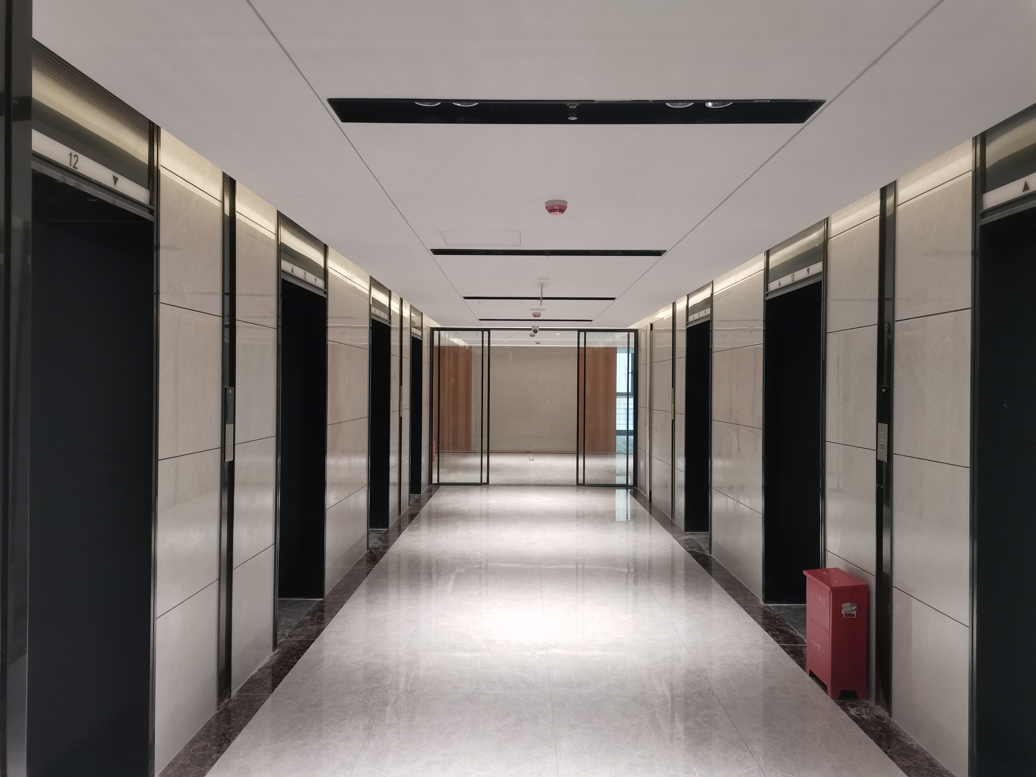 081757293056924173.jpeg 三位一体强管理 草滩攻坚收硕果 天地建设草滩项目1#楼办公层装修圆满收官。(白一凯).jpg