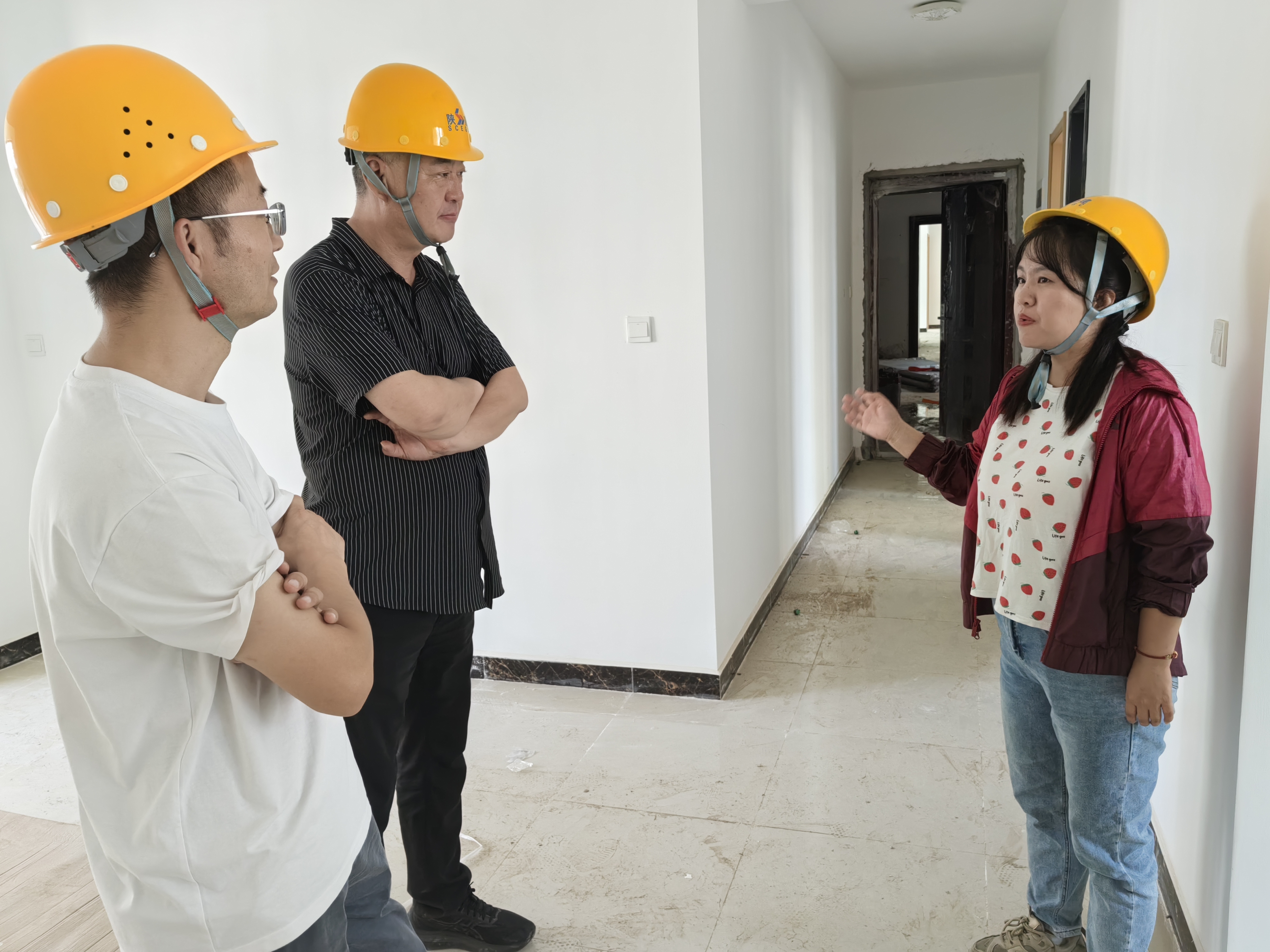 251758770787785115.jpeg 9月15日,公司造价中心深入空港幸福里(十三期)项目装修工程现场开展成本核查工作。(周锐).jpg