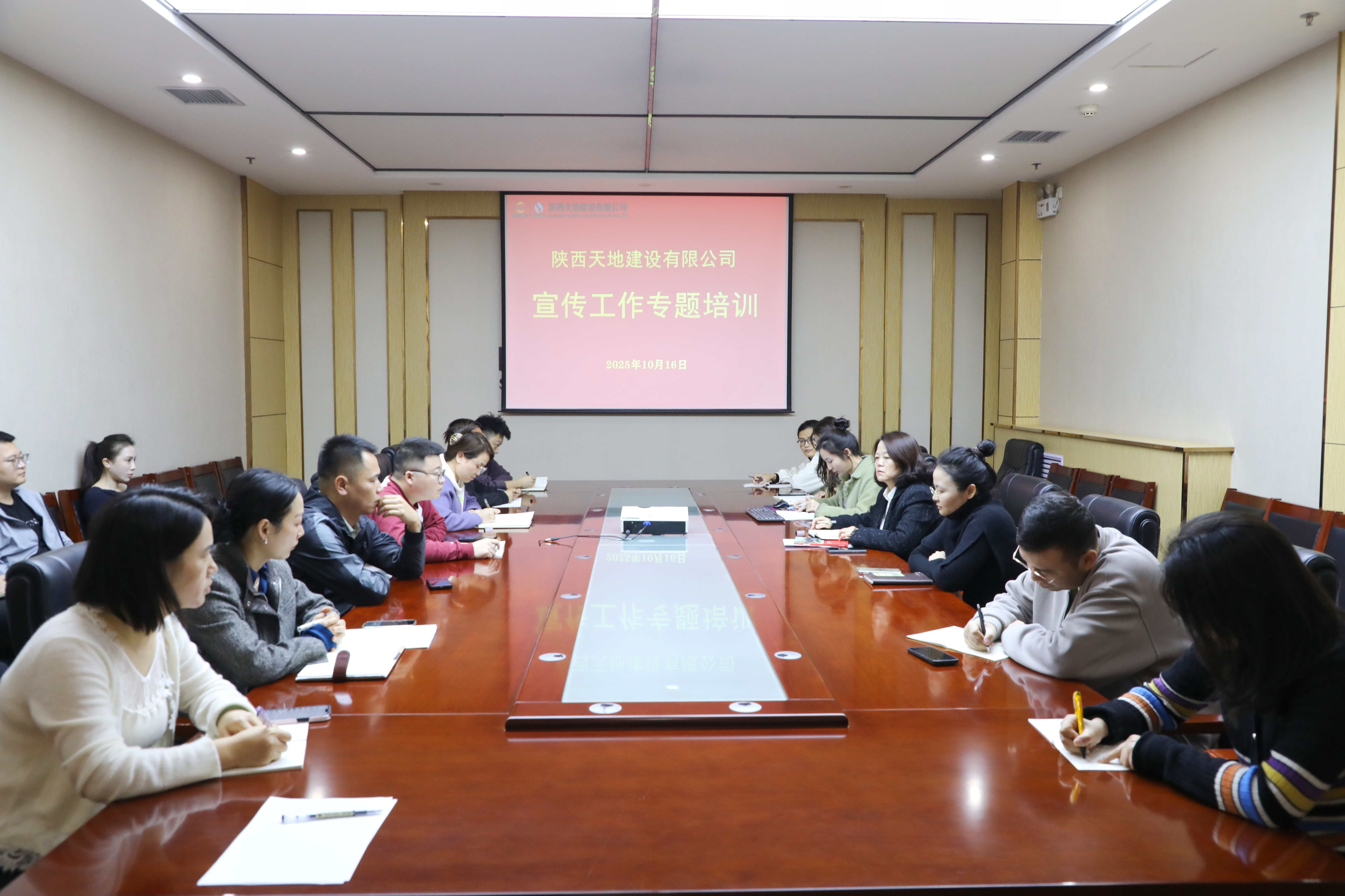 211761007740296114.jpeg 10月16日,天地建设公司组织开展宣传工作专题培训。(张羽).jpg