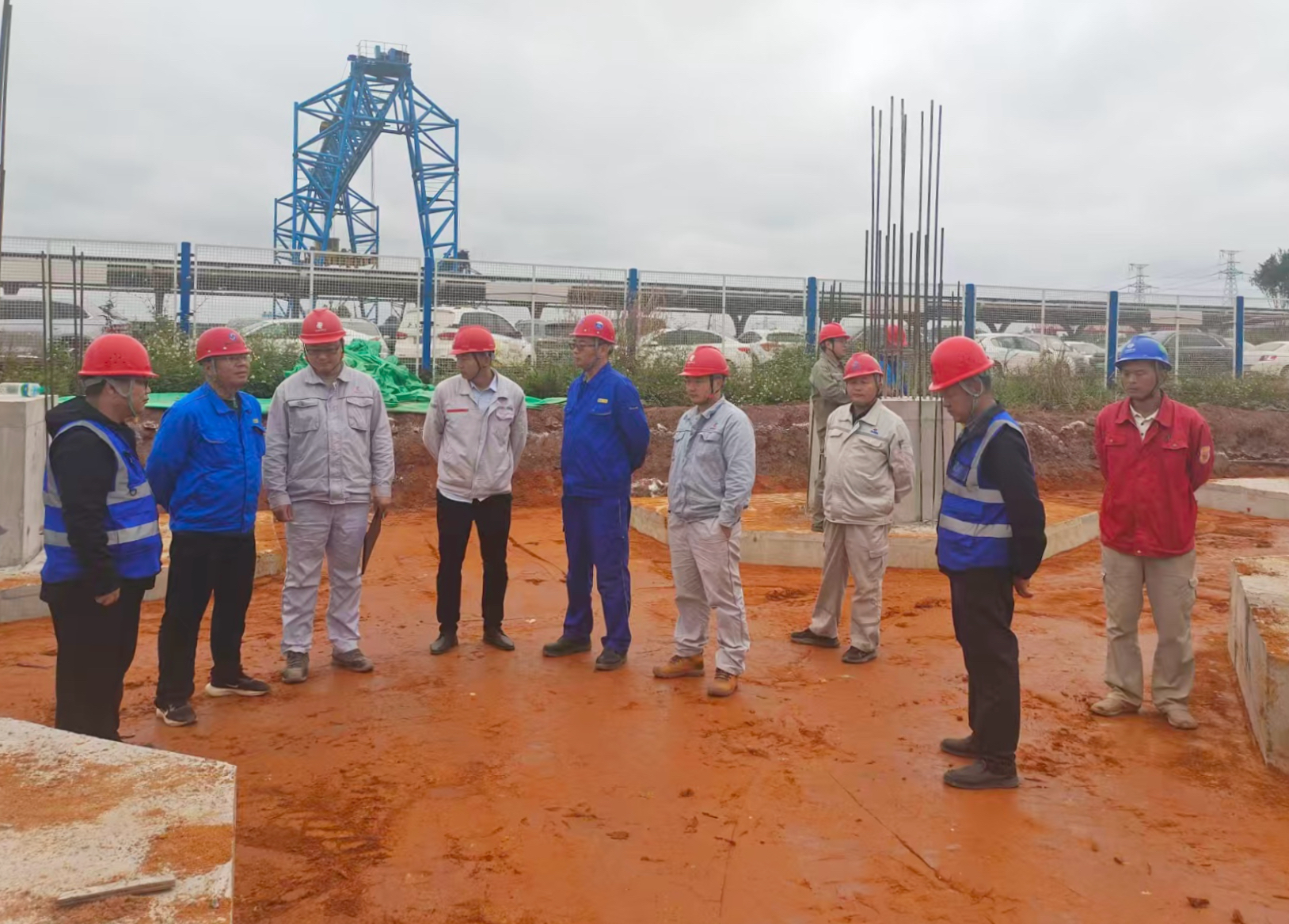 111762832216573532.jpeg 11月10日,以“全面加强质量管理 全力推进施工进度”为主题的观摩活动在陕投信丰能源2×1000MW机组工程EPC总承包项目现场举行。(韩海利).jpg