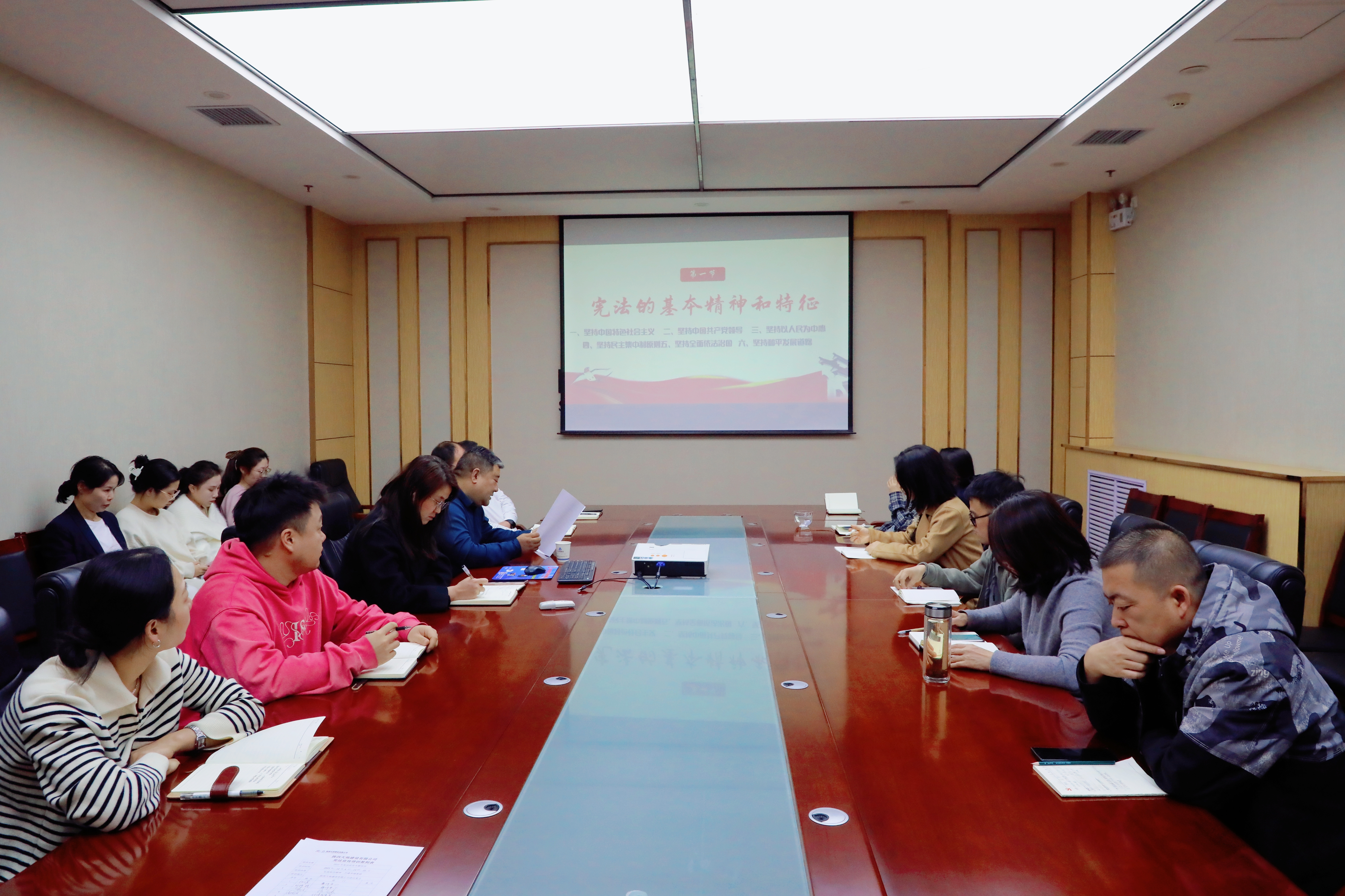 081765177973610641.jpeg 12月4日,天地建设公司以“弘扬宪法精神,共建幸福家庭”为主题,组织开展宪法宣传专题培训。(李盼).jpg