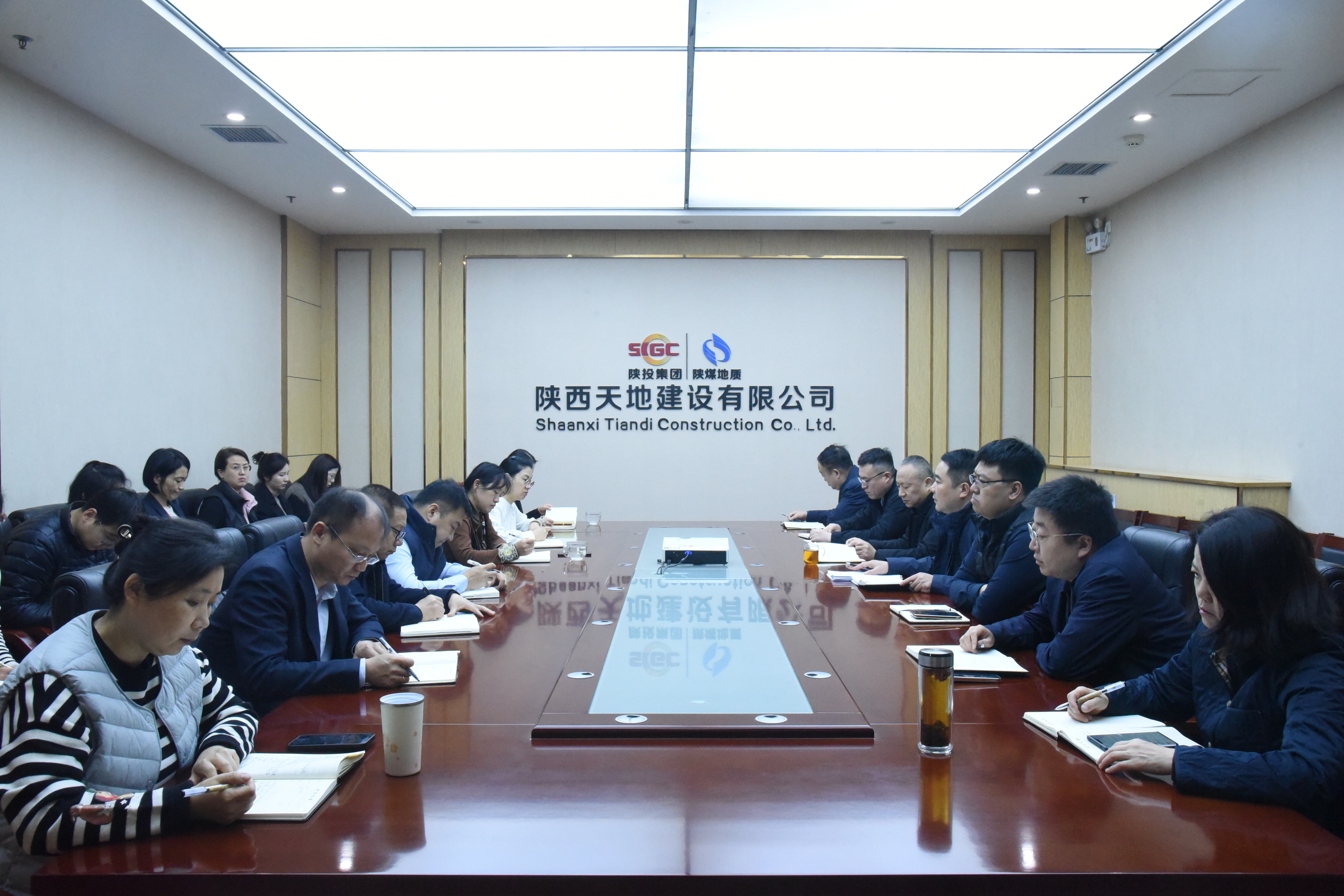 3月2日，天地建设公司召开2026年工作务虚会，公司领导班子及全体中层干部参会。(成晓娜）.jpg