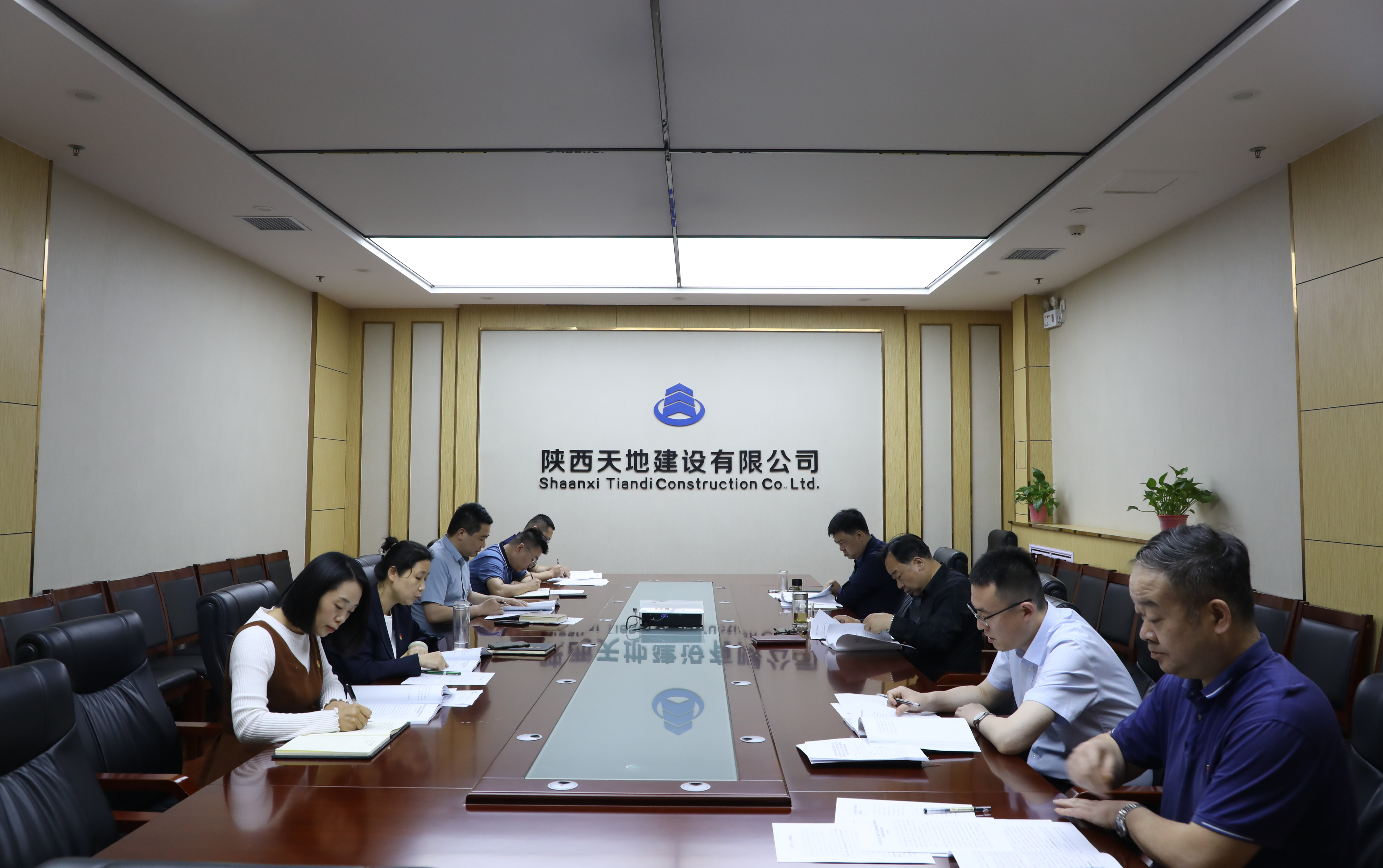 4月25日，天地建设党总支召开第四次理论中心组学习会议。（李想）.JPG