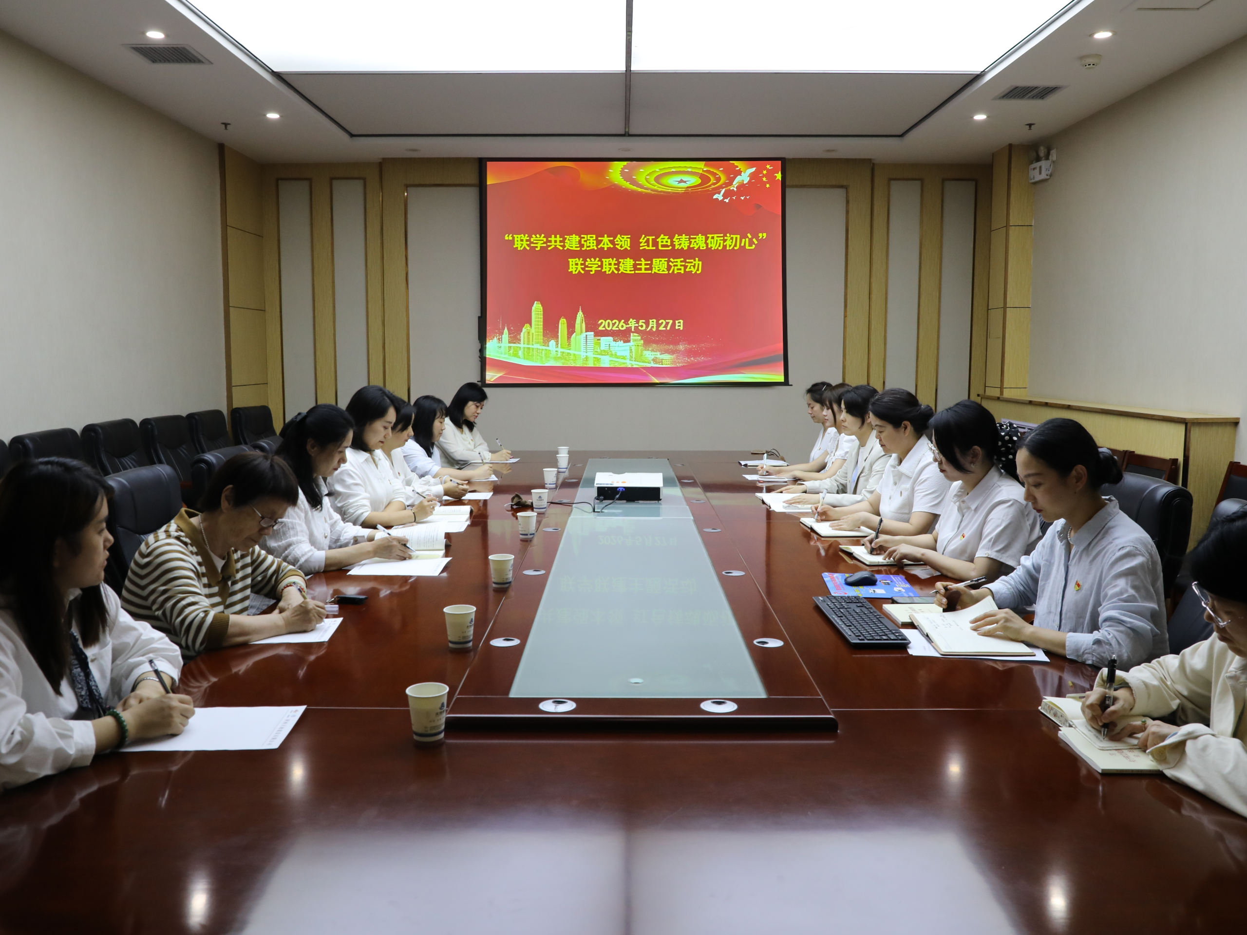 021780363379959248.png 近日,由天地建设公司牵头,组织研究院、高级技校、酒管公司三家单位纪检机构,联合韦曲街道飞天路社区,共同开展了联学联建活动。(张羽).png