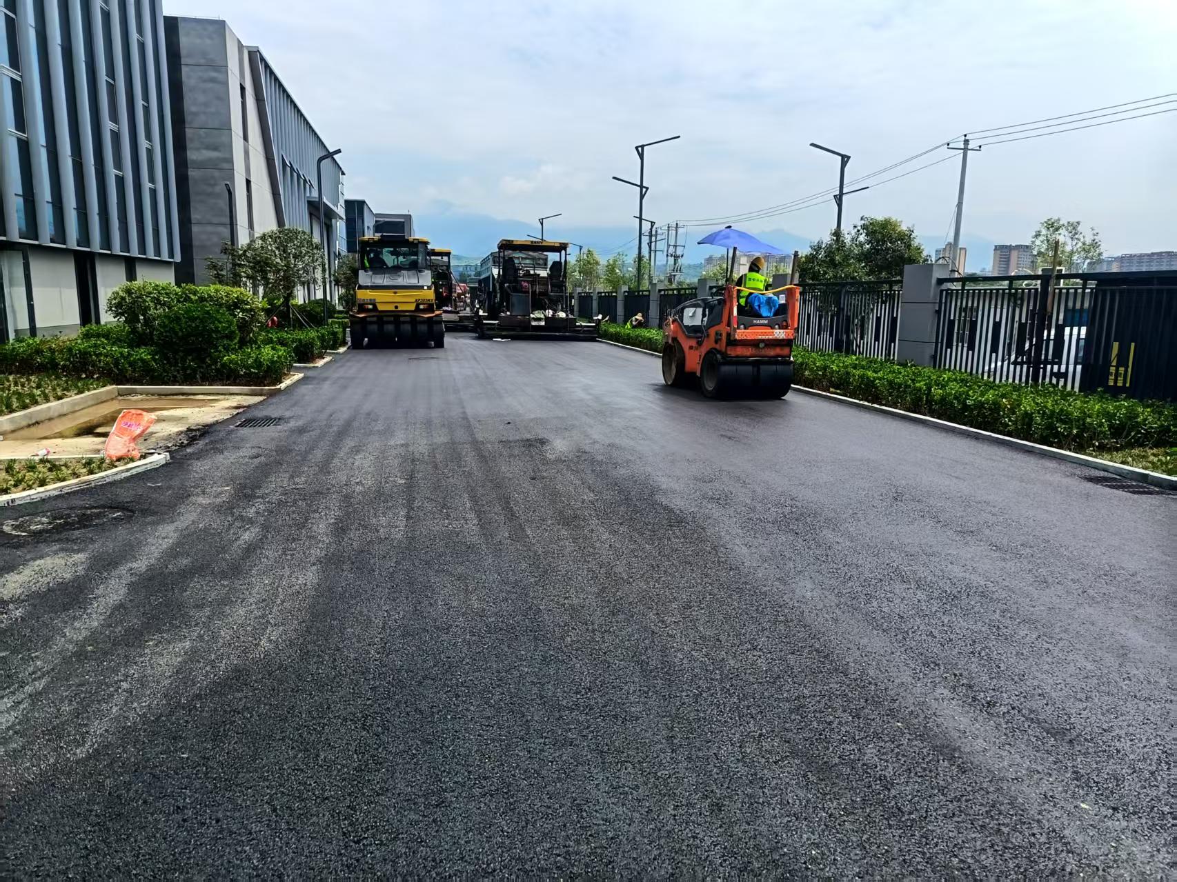 071783409103168325.jpeg 近日,由天地建设公司承建的丹凤智能制造产业园室外二标项目正式达到竣工验收条件。(郑立宇).jpg