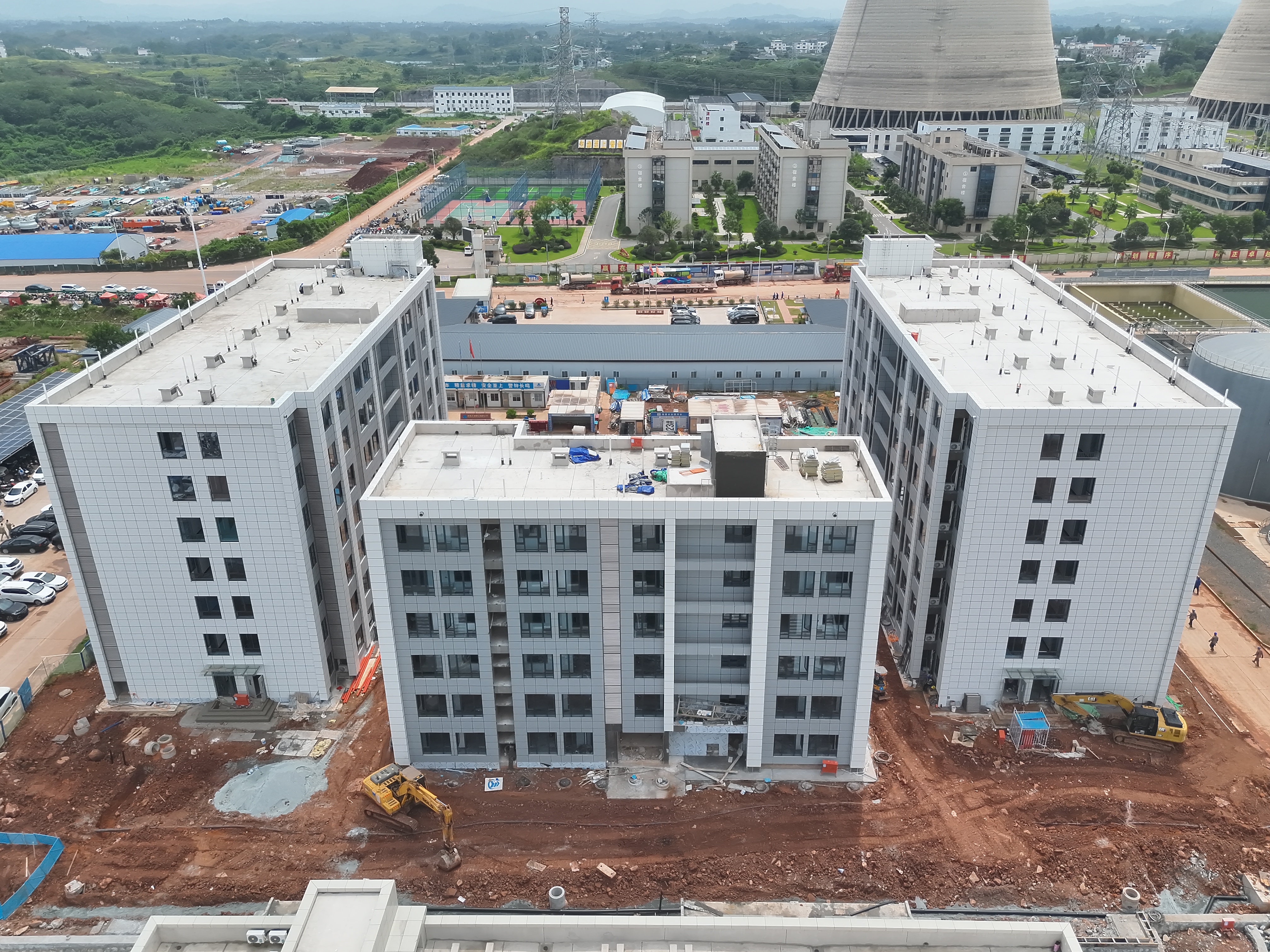 近日，由天地建设公司承建的陕投信丰能源项目厂前区1号、2号值班楼全面完工，并顺利完成移交工作。（韩海利）.jpg