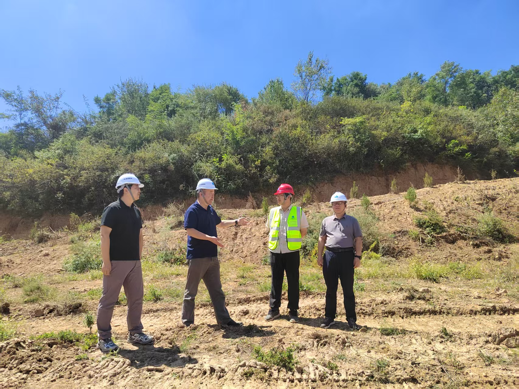 9月2日，天地建设公司班子成员到麟北丈八土石方工程项目现场，实地指导项目开工前筹备工作。（刘晓辉）.jpg