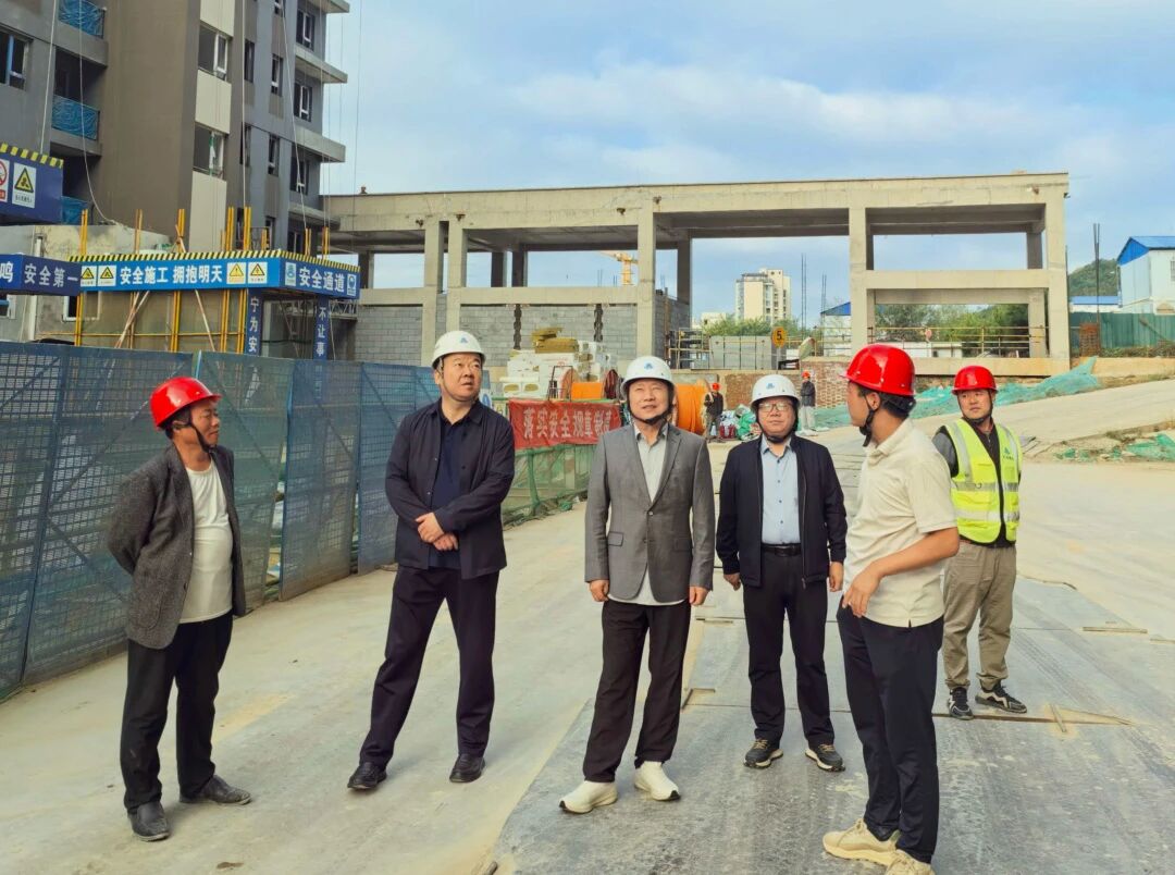 9月29日，天地建设公司总经理蒋小平和党总支委员、总工程师李宗辉一行赴延安金泰未来印二期项目，开展秋季安全环保消防综合大检查。.jpg